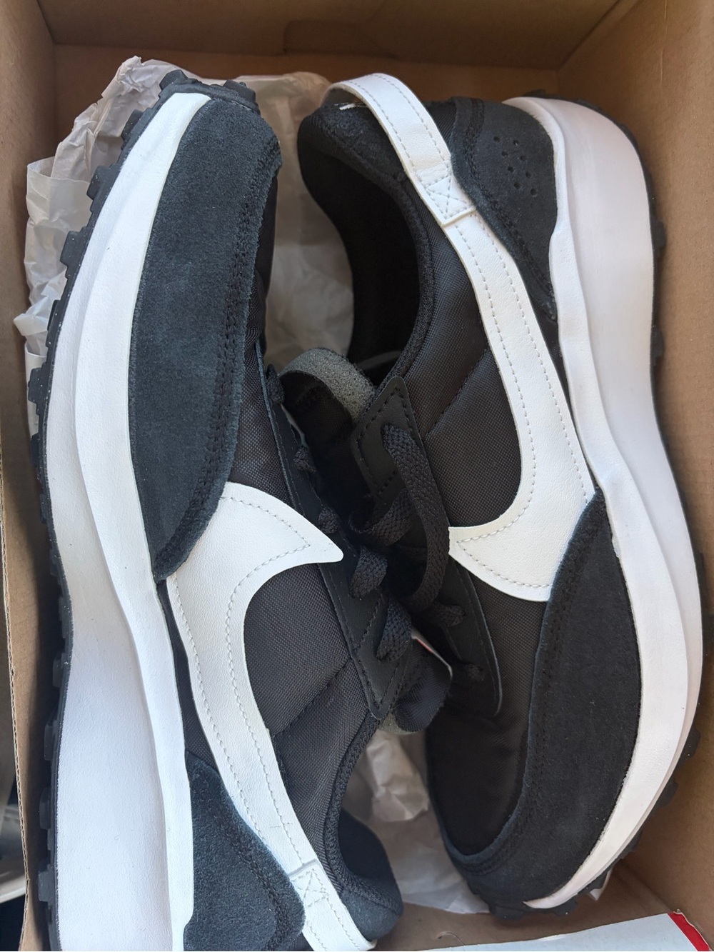 Nike women’s Black & White waffle debit Sneakers